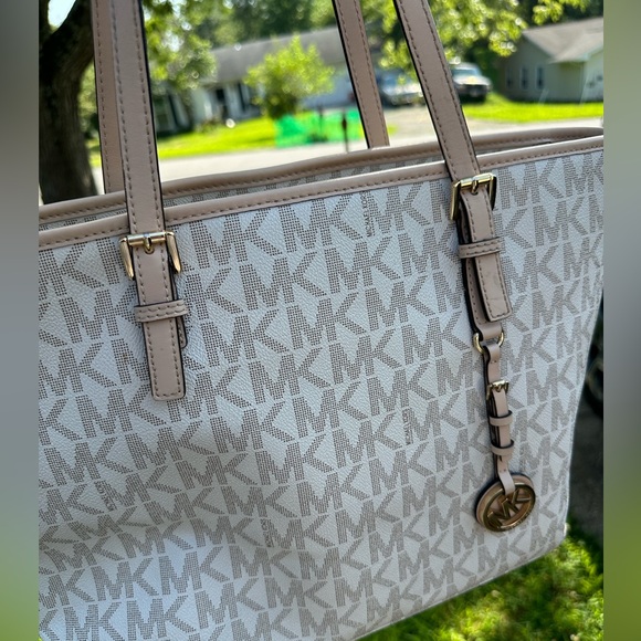 Michael Kors Jet Set Monogram Travel Tote - Picture 4 of 7